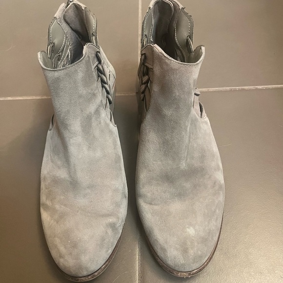 SUEDE VINCE CAMUTO Prestetta Bootie Foxy True Leather Taupe Back Zip SZ 8.5 EUC - Picture 10 of 14